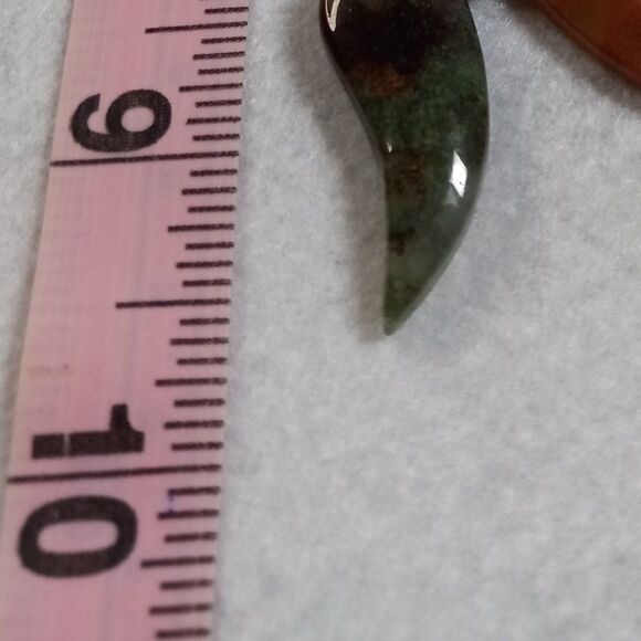 Beaded Polished Stone Chili Pepper Design Center Multiple shades Green Necklace - Picture 5 of 7